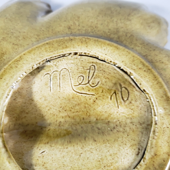 Vintage Ceramic Maple leaf dish. Signed on bottom Mel 70 - Picture 6 of 9